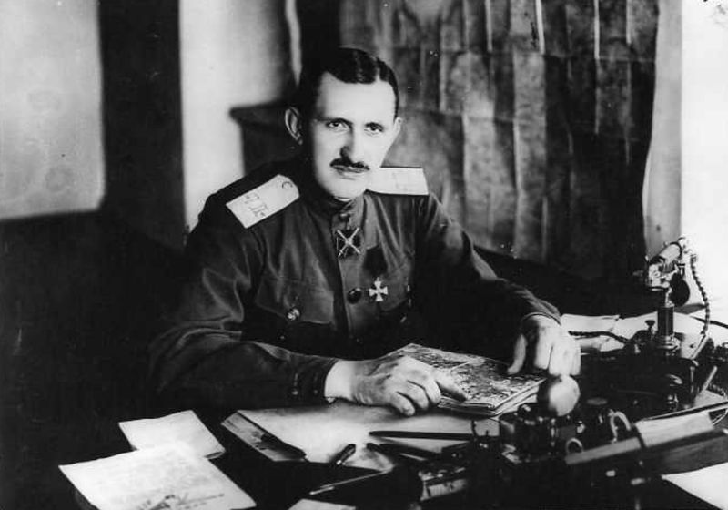 Файл:Командующий войсками Петроградского военного округа генерал-майор О.П. Васильковский в своем кабинете, 1917.jpg