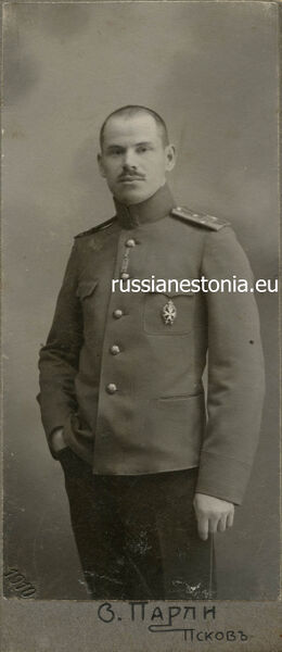 Файл:Поручик 34-го Вост.-Сибирского стрелк. полка Александров Валентин Антонович со знаком 93-го пех. Иркутского полка. Псков, май 1910.jpg