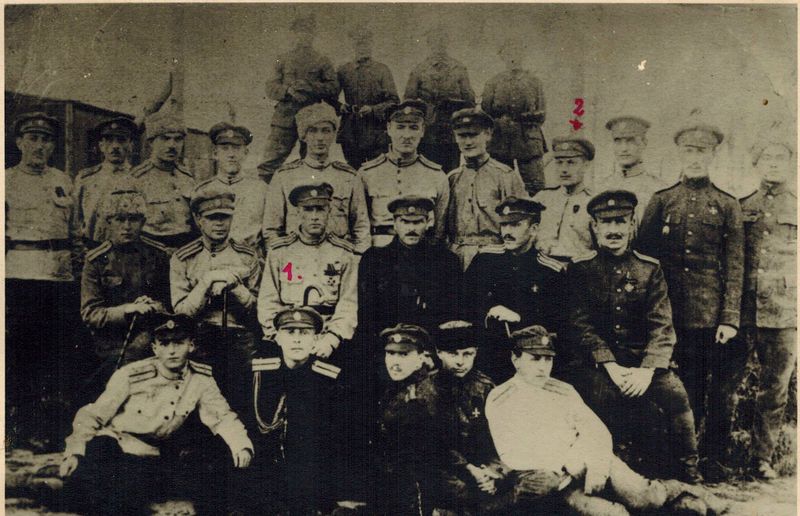 Файл:Офицеры Лейб-гвардии 3-й арт. бригады, Польша, март-июль 1920 года. Штабс-капитан Гершельман в 3-м ряду седьмой.jpg