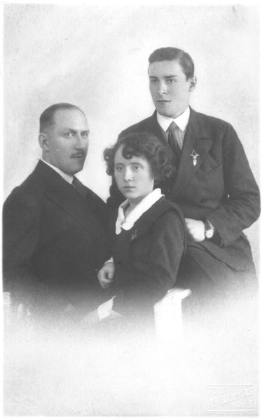 Файл:Лучшие абитуриенты Тартуской ГРГ с преподавателем В.С. Соколовым перед приемом у Главы государства. Таллинн, 1933.jpg