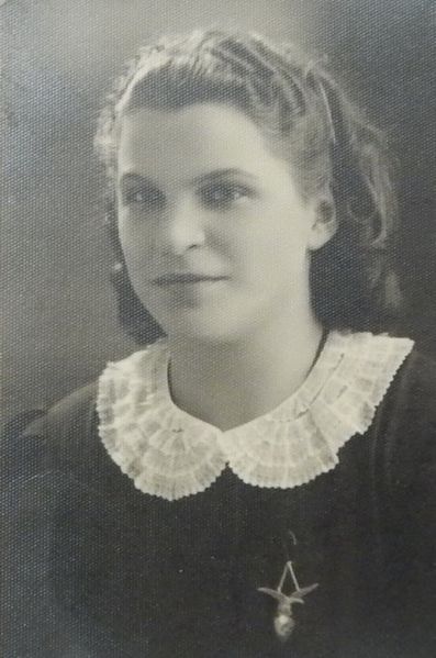 Файл:Выпускница Нарвской городской русской гимназии.jpg