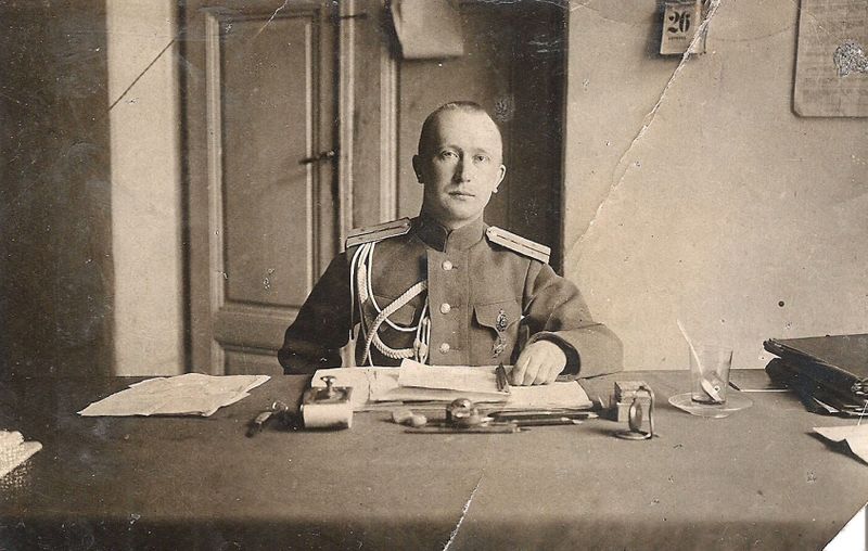 Файл:Вр.и.д. ст. адъютанта штаба 18-го арм. корпуса штабс-капитан Эндимионов Владимир Федорович со знаком 89-го пех. Беломорского п..jpg