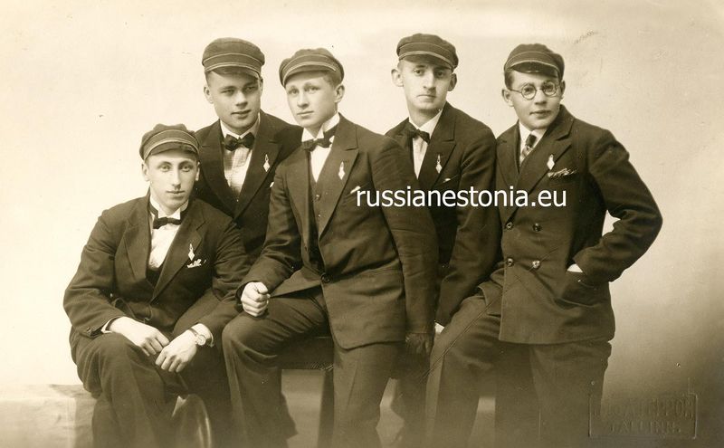Файл:Выпускники Таллиннской русской городской гимназии, окончившие гимназию cum laude, 6-й выпуск, 1929.jpg