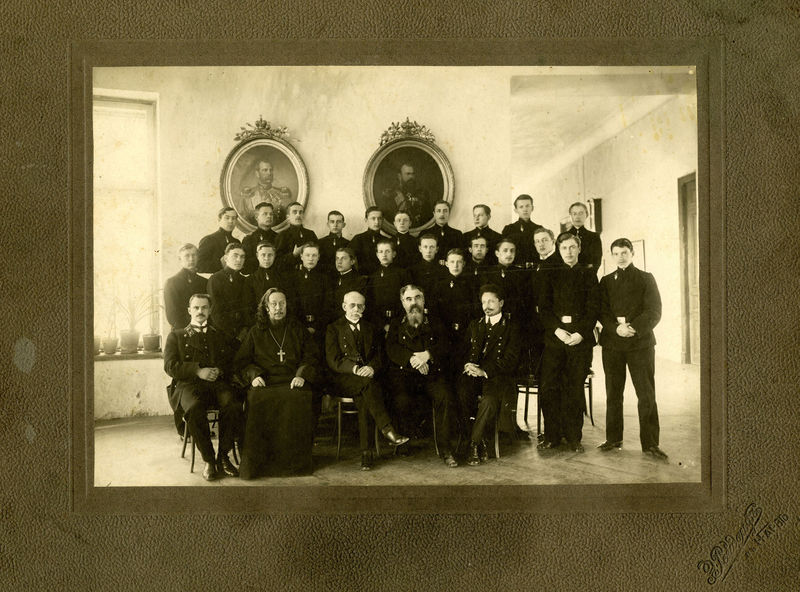 Файл:Выпуск Нарвской мужской гимназии.jpg