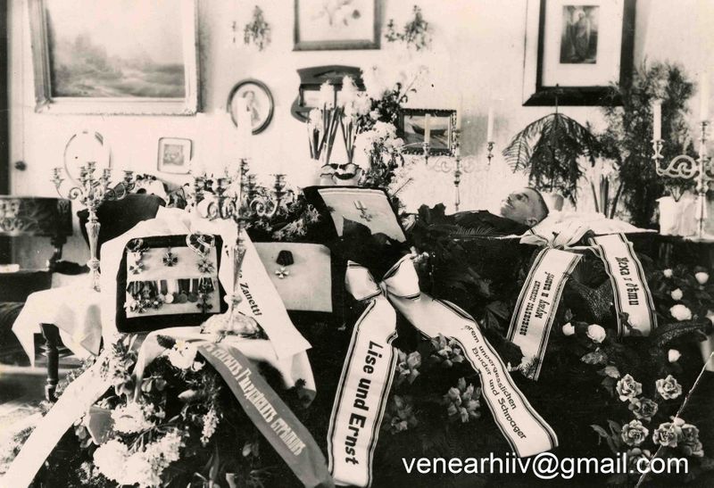 Файл:Гроб с телом А. Зильберга.jpg