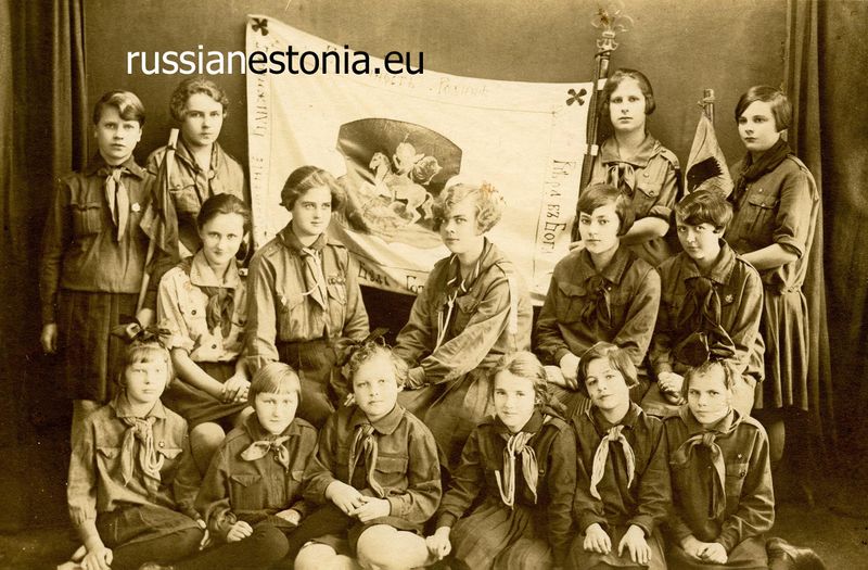 Файл:Отряд русских гёрл-скаутов, 28.XI.1927.jpg