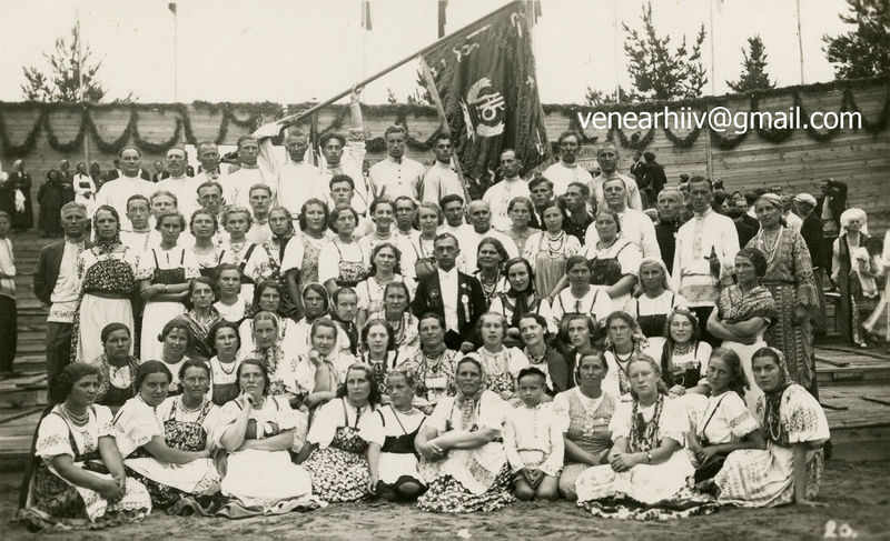 Файл:Хор Нарвского русского певческого общества под управлением И.Ф. Архангельского на 2-м слете русских хоров в Петсери, 1.07.1939.jpg