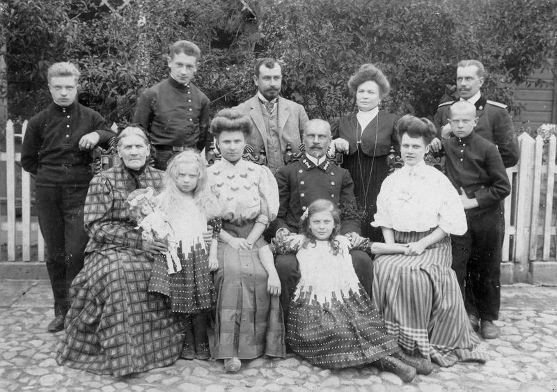 Файл:Семья Можевитиновых. Город Аренсбург.jpg