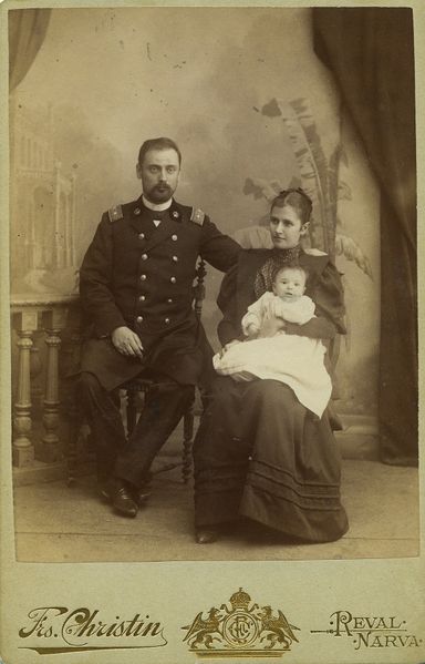 Файл:Коллежский асессор ведомства министерства юстиции Уткин Александр Николаевич с женой и сыном. Город Ревель.jpg