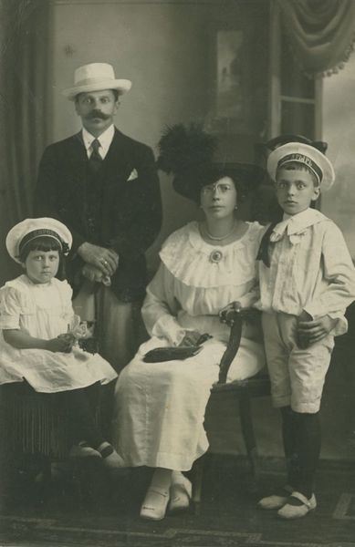 Файл:Константинов Владимир Владимирович с семьей.jpg