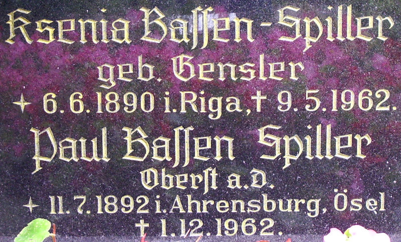 Файл:Grabstein von Oberst Paul Bassen-Spiller..jpg