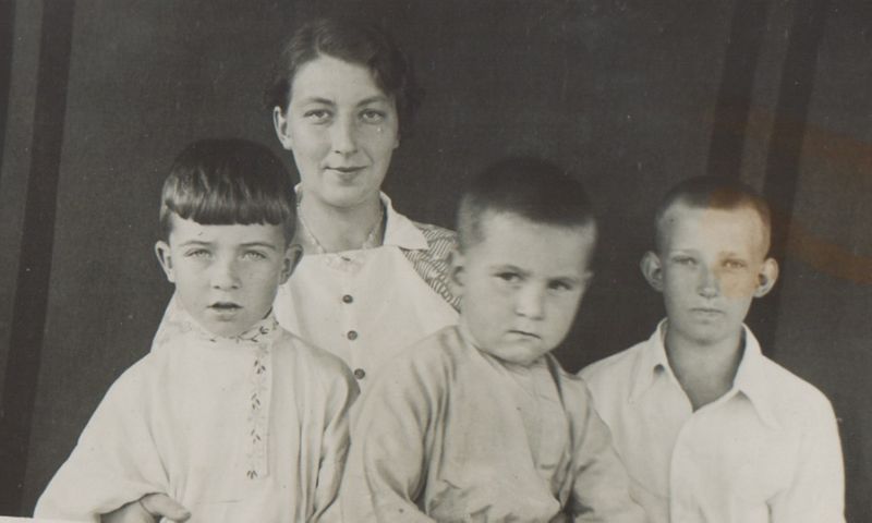 Файл:Карамзина Мария Владимировна с сыновьями.jpg